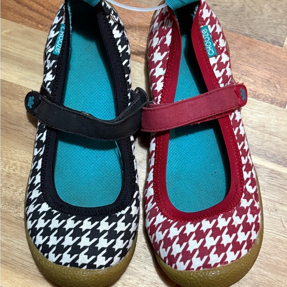 Chooze Red and Black Slippers with Houndstooth Pattern - Picture 1 of 2